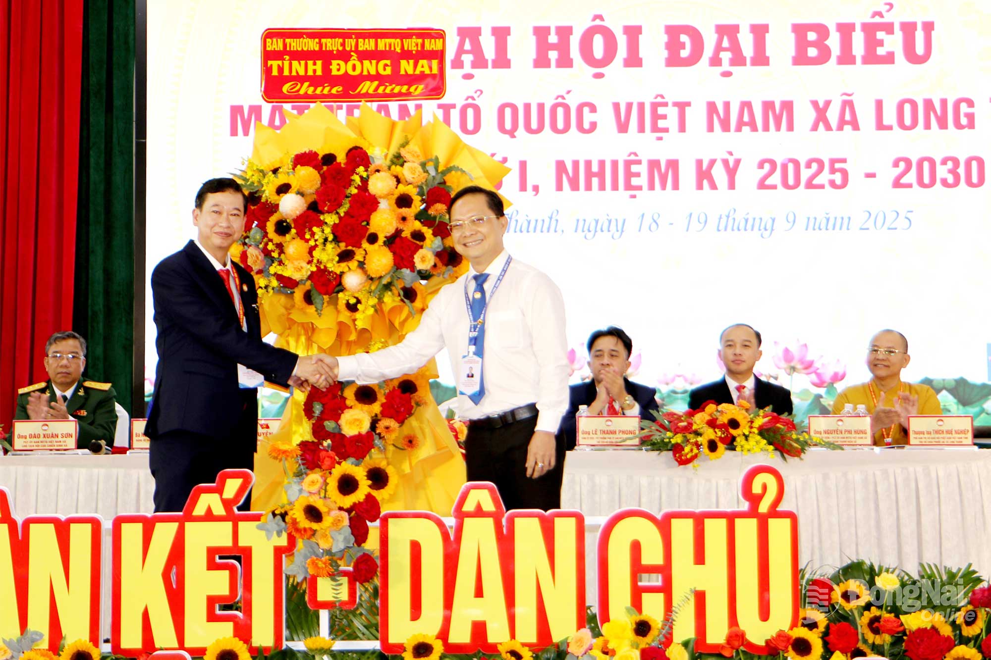 Ủy viên Ban Thường vụ Tỉnh ủy, Phó Chủ tịch Thường trực Ủy ban MTTQ Việt Nam tỉnh Đồng Nai Hà Anh Dũng tặng lẵng hoa chúc mừng đại hội. Ảnh: Văn Truyên
