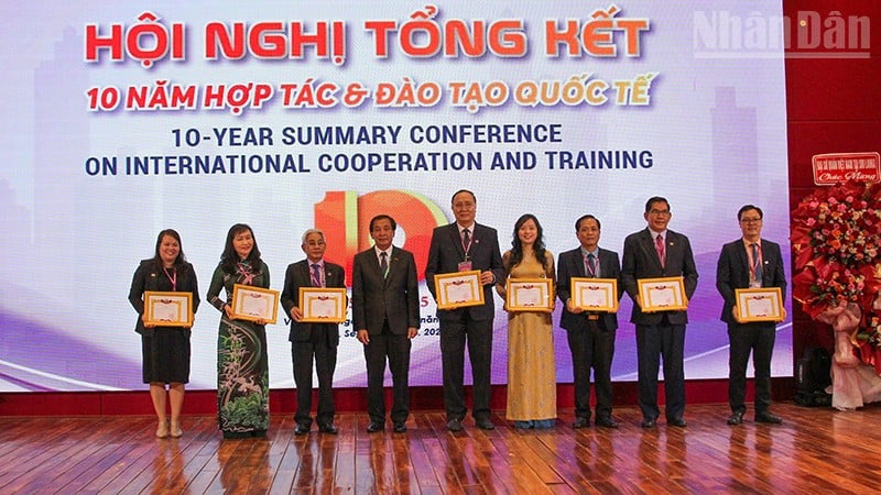 Bộ Giáo dục và Thể thao Lào tặng giấy khen cho 2 tập thể và 6 cá nhân có thành tích xuất sắc trong việc đào tạo nguồn nhân lực cho nước Cộng hòa dân chủ Nhân dân Lào.