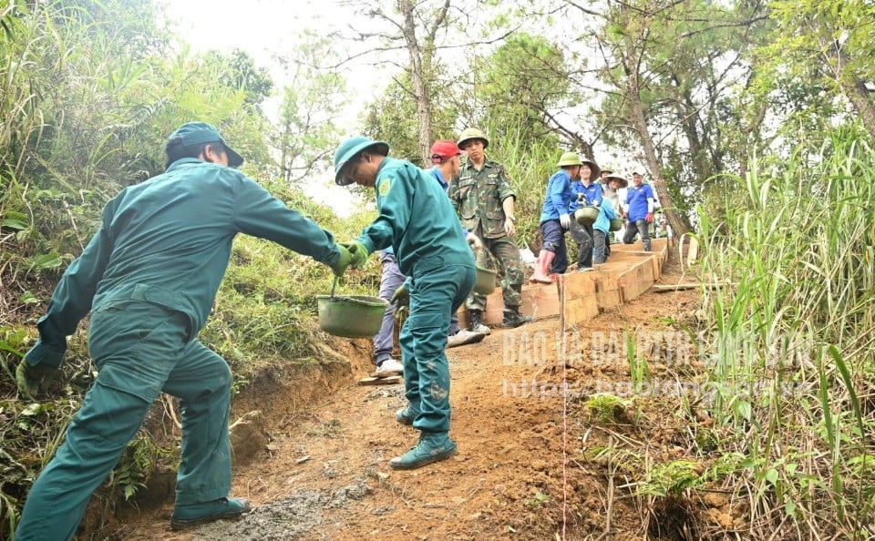 Các lực lượng tham gia xây dựng đường kiểm tra cột mốc bảo vệ biên giới trên địa bàn  xã Ba Sơn 