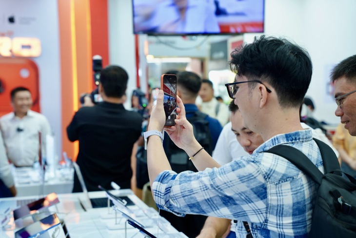 Lần đầu tiên Việt Nam mở bán iPhone sớm cùng thế giới, số lượng mua kỷ lục - Ảnh 4.