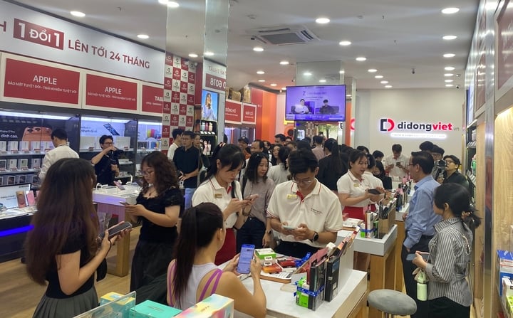 Wer im Voraus eine Anzahlung leistet, kann sein Handy im Mobile World-System abholen. (Foto: Dai Viet)