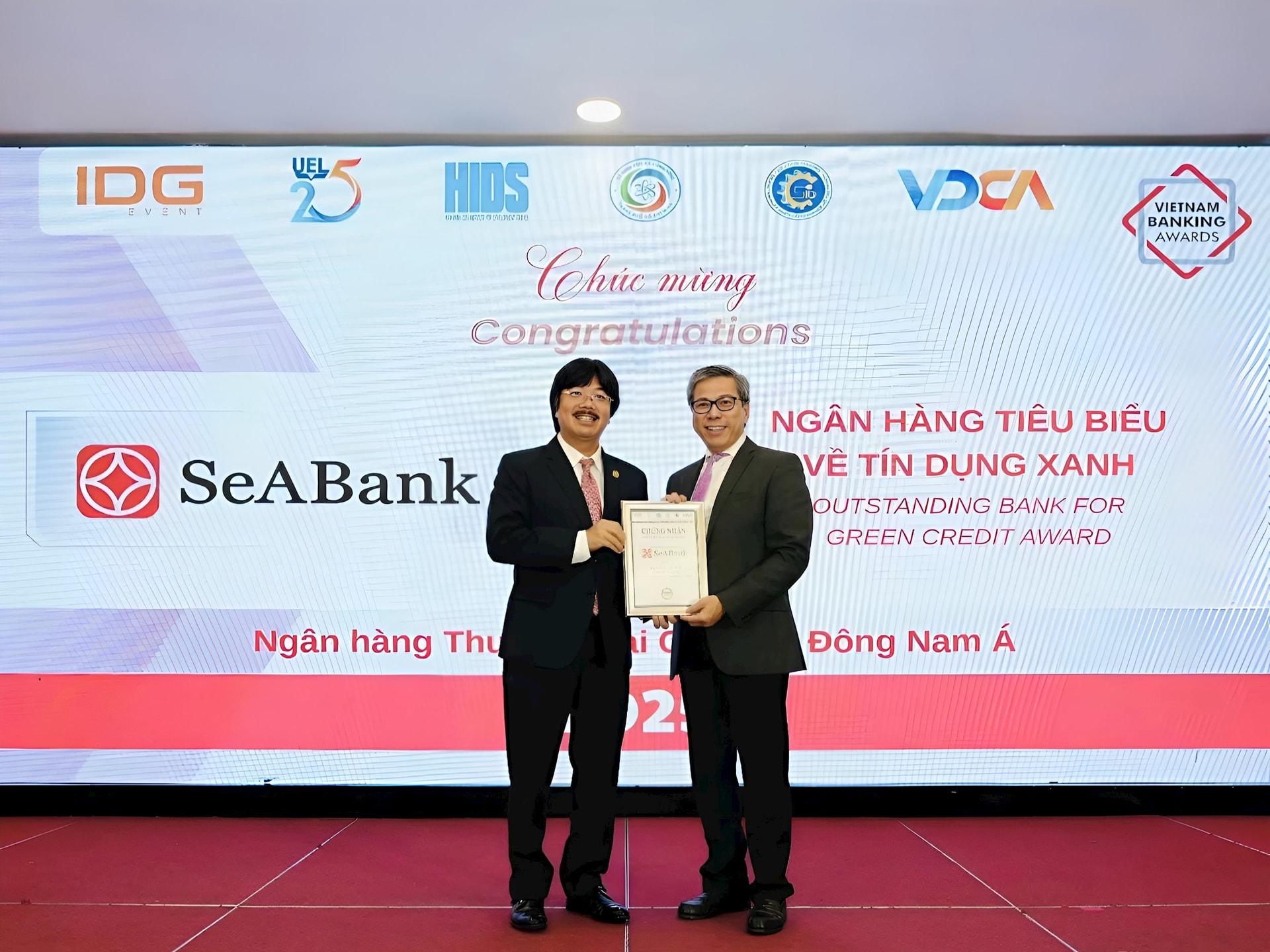 Seabank បញ្ជាក់ជំហររបស់ខ្លួននៅក្នុងតំបន់ជាមួយនឹងធនាគារវៀតណាមឆ្នើមចំនួន 2 awards.jpeg