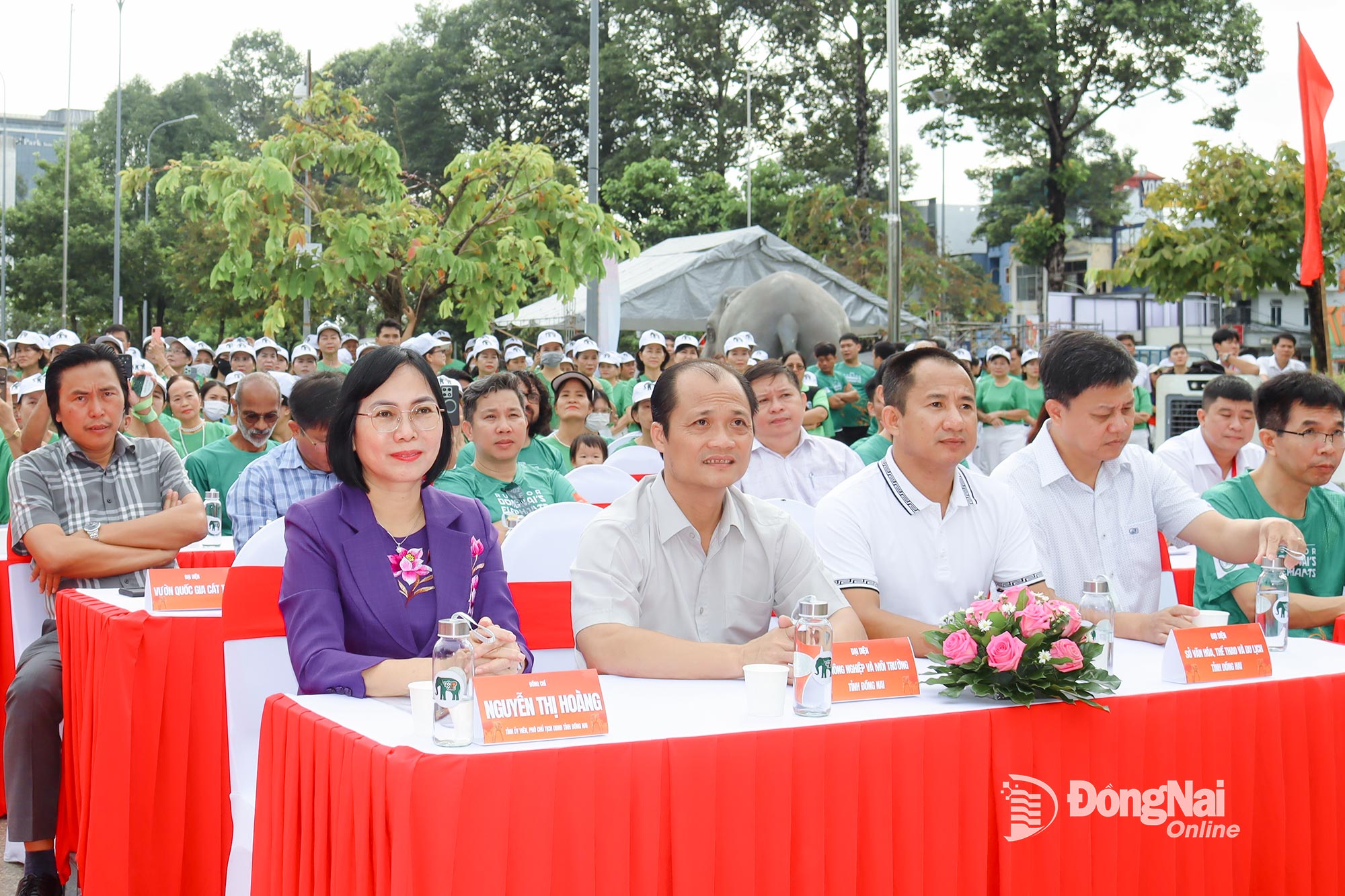ថ្នាក់ដឹកនាំខេត្ត Dong Nai បានចូលរួមពិធីបើកសប្តាហ៍អភិរក្សសត្វដំរីវៀតណាម។ រូបថត៖ Hoang Loc  