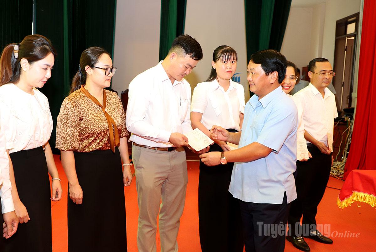 Comrade Hau A Lenh, member of the Party Central Committee, Secretary of the Provincial Party Committee, presented certificates to the trainees.