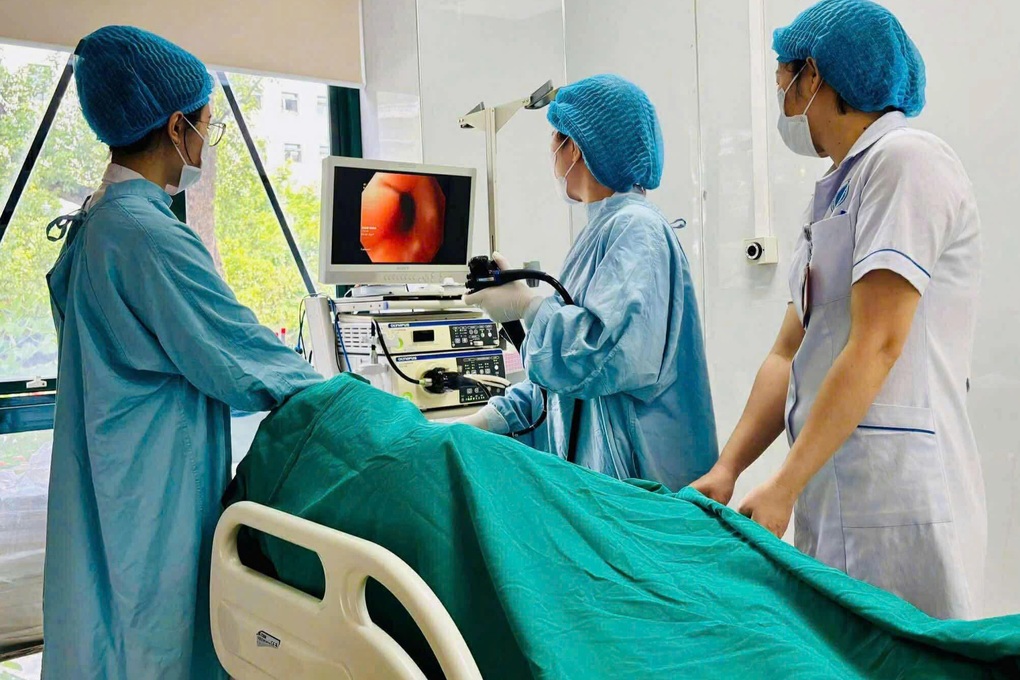Thường xuyên thức đêm xem điện thoại, cô gái chảy máu tiêu hóa nguy kịch - 2