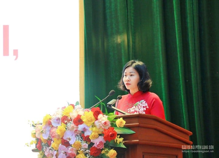 សមមិត្ត Nguyen Thi Tuyen សមាជិកគណៈកម្មាធិការមជ្ឈិមបក្ស អនុប្រធានគណៈកម្មាធិការមជ្ឈិមរណសិរ្សមាតុភូមិវៀតណាម ប្រធានសម្ព័ន្ធនារីវៀតណាម សមាជិកក្រុមប្រឹក្សាវាយតម្លៃ និងរង្វាន់មជ្ឈិមបានថ្លែងមតិក្នុងអង្គសន្និបាត។
