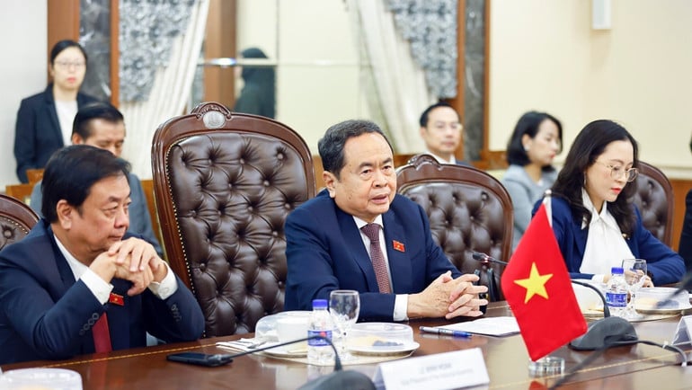vna-potal-chu-tich-quoc-hoi-tran-thanh-man-hoi-dam-voi-chu-tich-thuong-vien-malaysia-8284073.jpg
