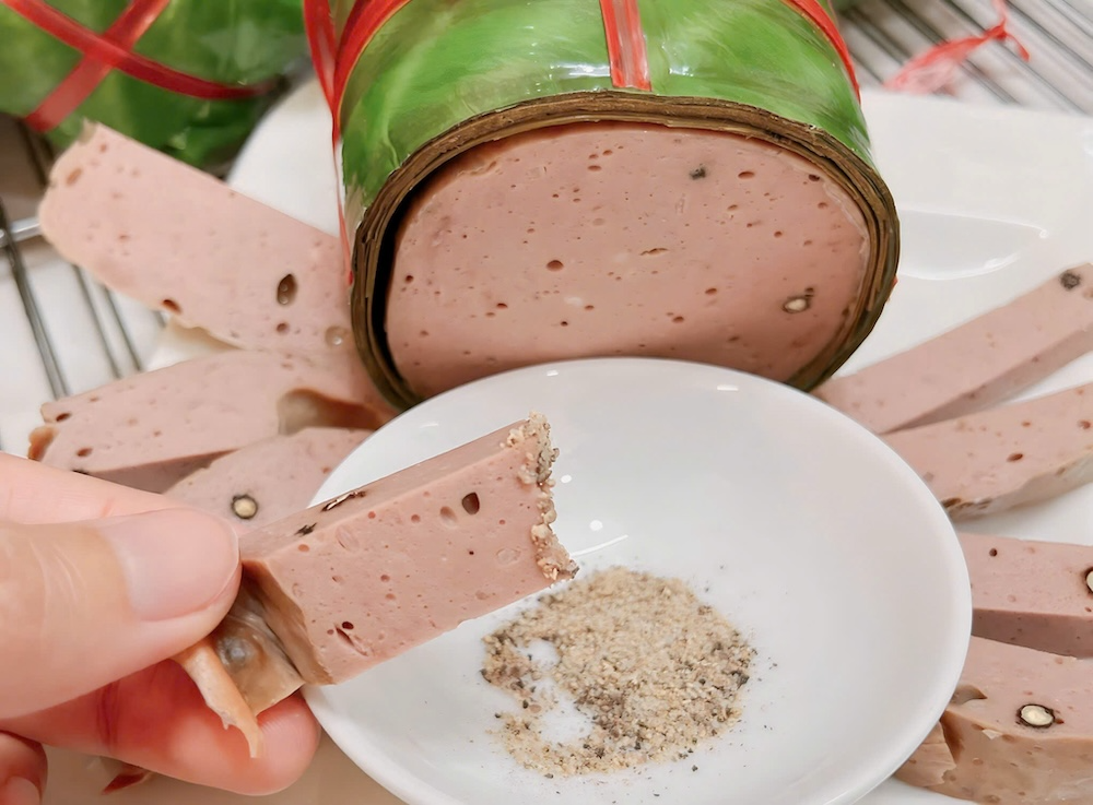 Miếng chả có màu hồng thẫm tự nhiên của thịt bò tươi nguyên chất.