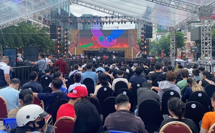Am Mittag desselben Tages warteten noch immer Hunderte von Menschen darauf, das neueste iPhone zu bekommen. (Foto: Dai Viet)
