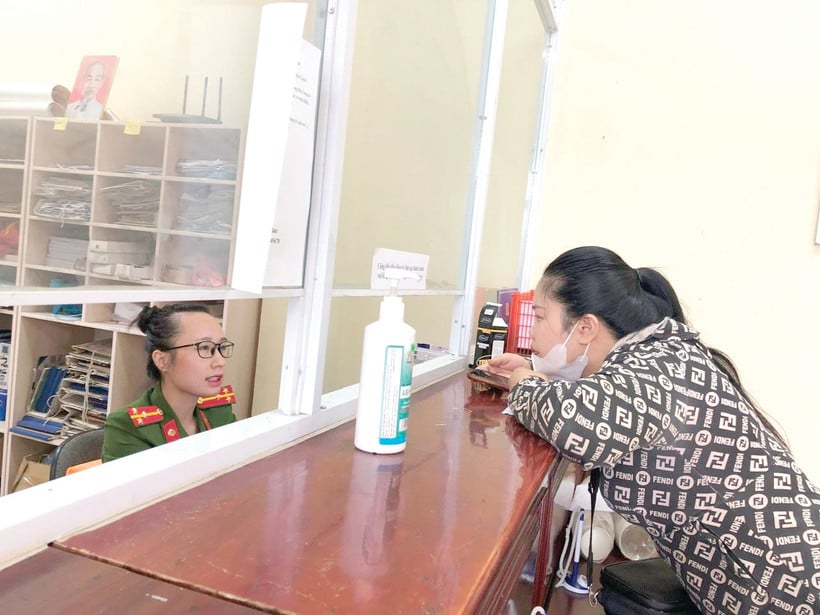 Cán bộ Công an xã Lộc Bình giải quyết thủ tục hành chính phục vụ người dân.