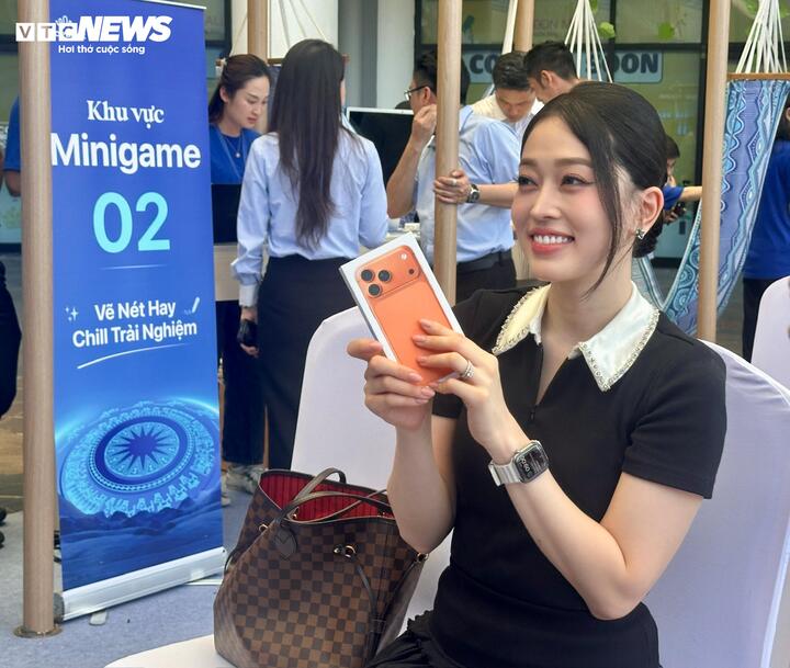 Á hậu Phương Nga chốt đơn iPhone 17 Pro Max màu cam vũ trụ. (Ảnh: Mạnh Hùng)