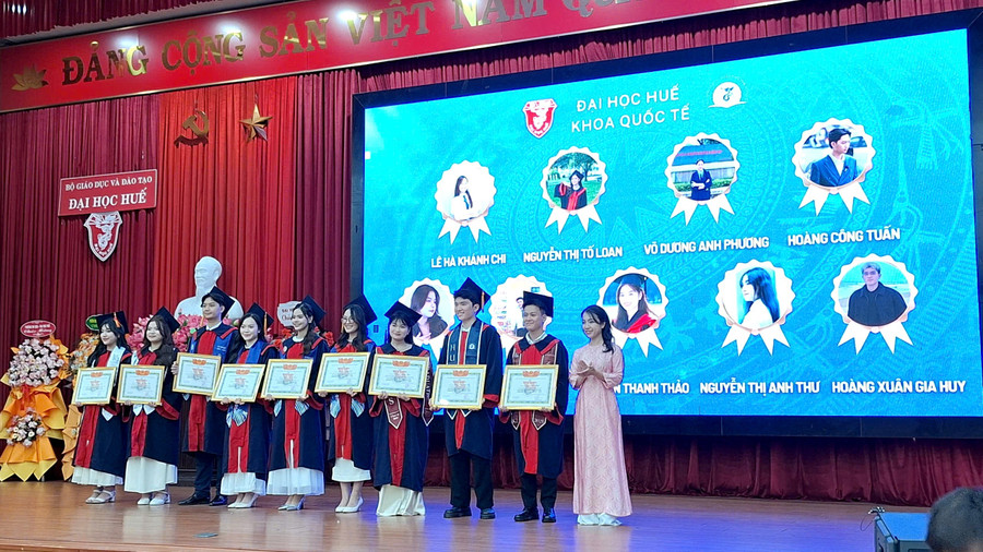 le-tot-nghiep-va-trao-bang-cho-sinh-vien-khoa-quoc-te-dai-hoc-hue.jpg