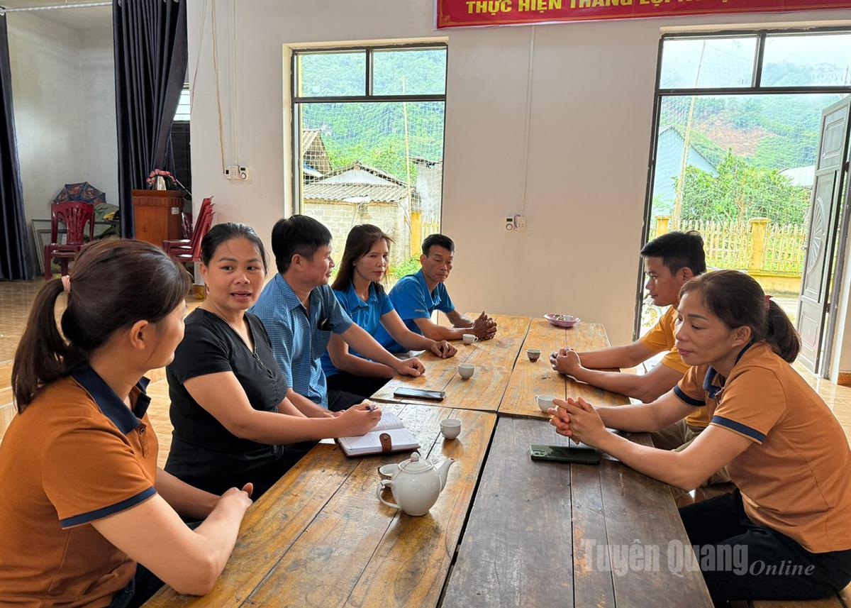 Một buổi 
sinh hoạt 
của CLB 
xây dựng 
gia đình 
hạnh phúc 
thôn 
Pắc Nghiêng.