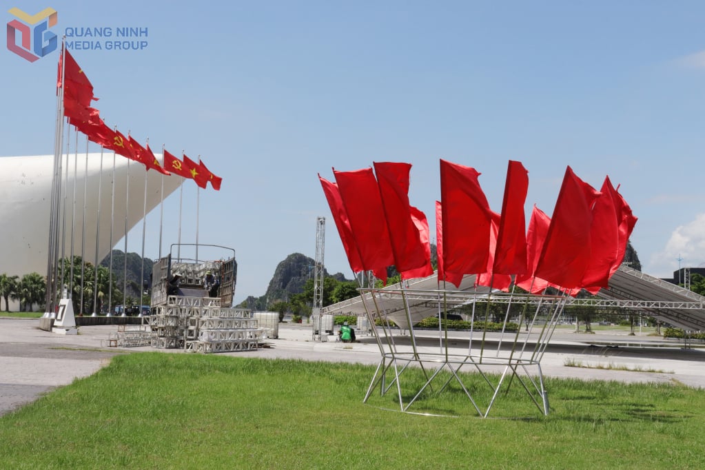 ឆាក​នៅ​កីឡដ្ឋាន Flagpole ស្ថិត​ក្រោម​ការ​សាងសង់​ជា​បន្ទាន់។