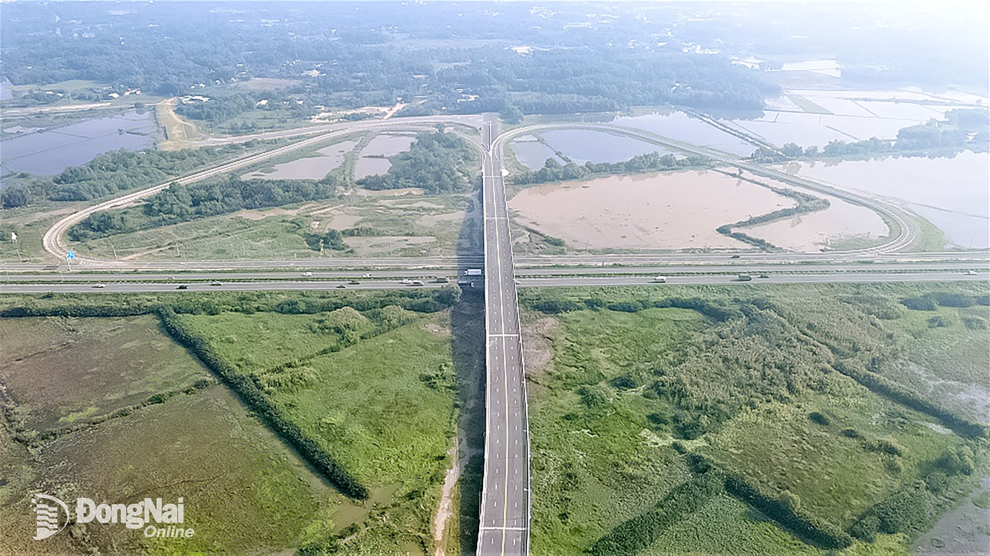 国道319号線とホーチミン市・ロンタン・ダウザイ高速道路の交差点は、ニョンチャック地区（旧）の支線にのみ投資されています。写真アーカイブ 