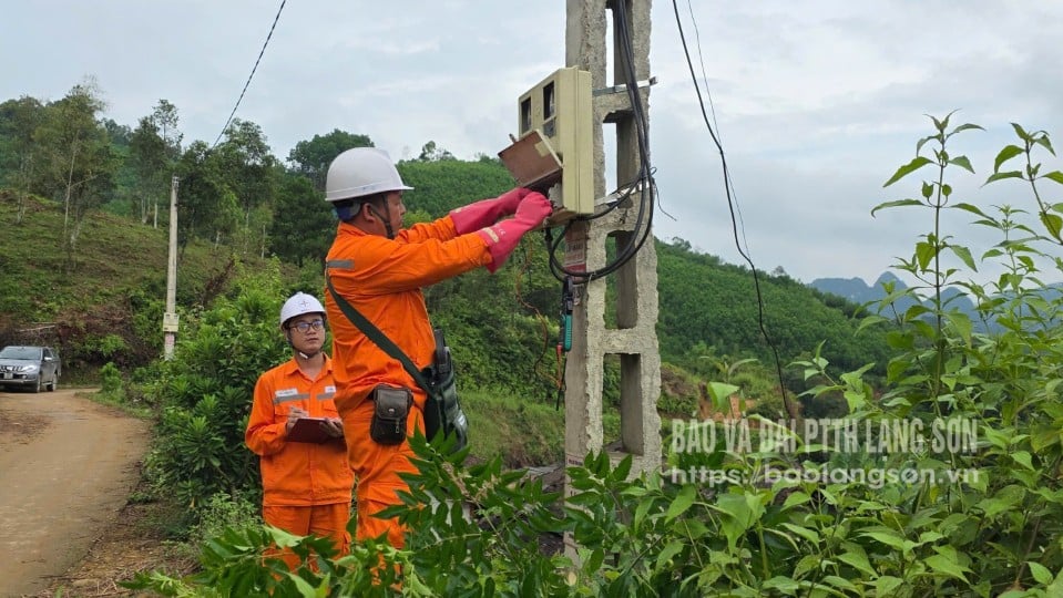 Cán bộ Đội Quản lý Điện lực khu vực Văn Quan kiểm tra công tơ điện