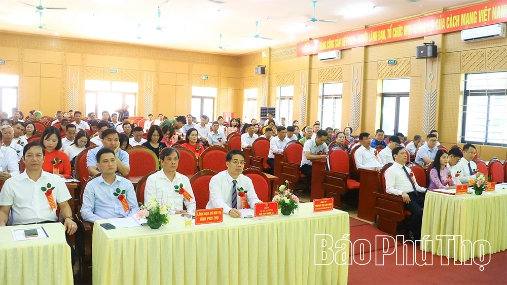 ឃុំ Tam Duong Bac សរសើរសមូហភាព និងបុគ្គលឆ្នើមចំនួន ៤៤ ក្នុងចលនាត្រាប់តាមស្នេហាជាតិ