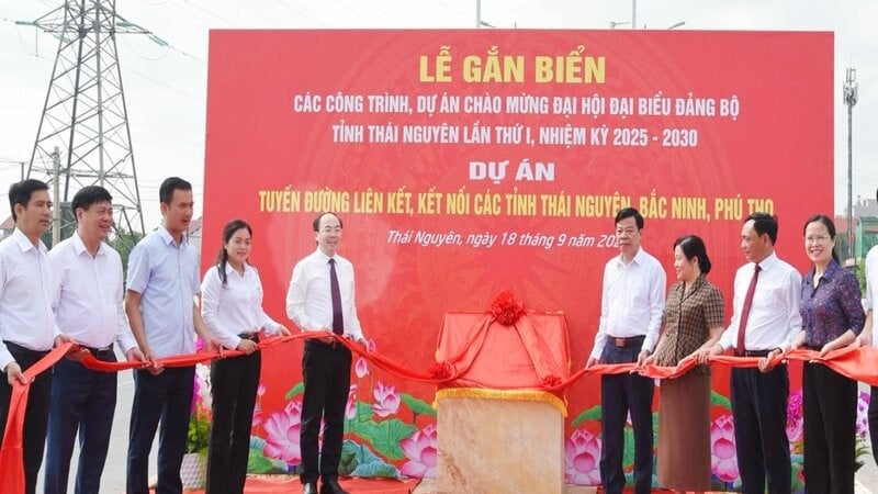 Les représentants des dirigeants provinciaux de Thai Nguyen ont installé un panneau pour le projet de route de liaison entre les provinces de Thai Nguyen-Bac Ninh-Phu Tho pour accueillir le 1er Congrès provincial du Parti.