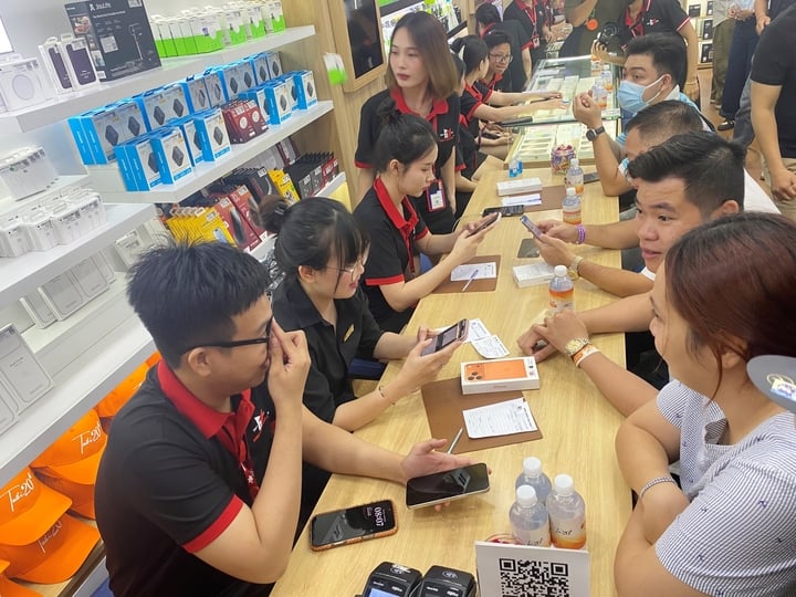 Die ersten Kunden kamen zum Minh Tuan Mobile System, um sich ein iPhone der 17er-Serie zu holen. (Foto: Dai Viet)