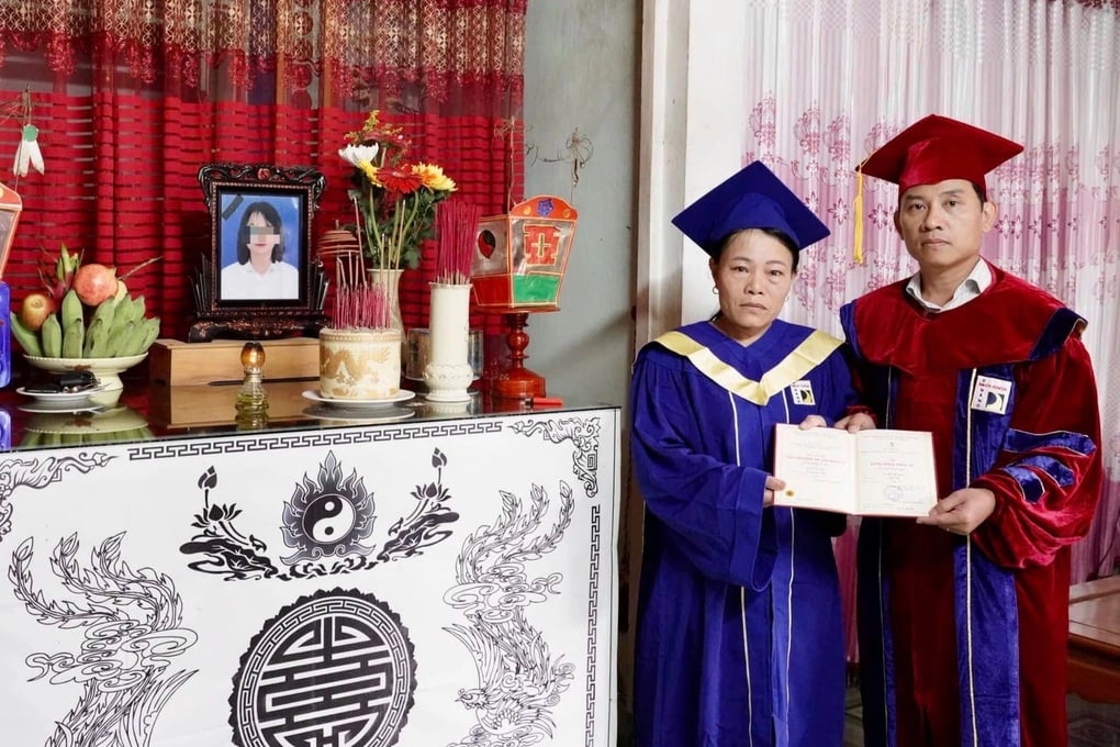 Người mẹ mắt đỏ hoe thay con gái nhận bằng tốt nghiệp… trước di ảnh - 1