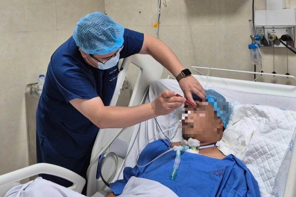 Nạn nhân trên cầu Nhật Tân được Thứ trưởng Bộ Y tế cứu đã qua cơn nguy kịch - 1