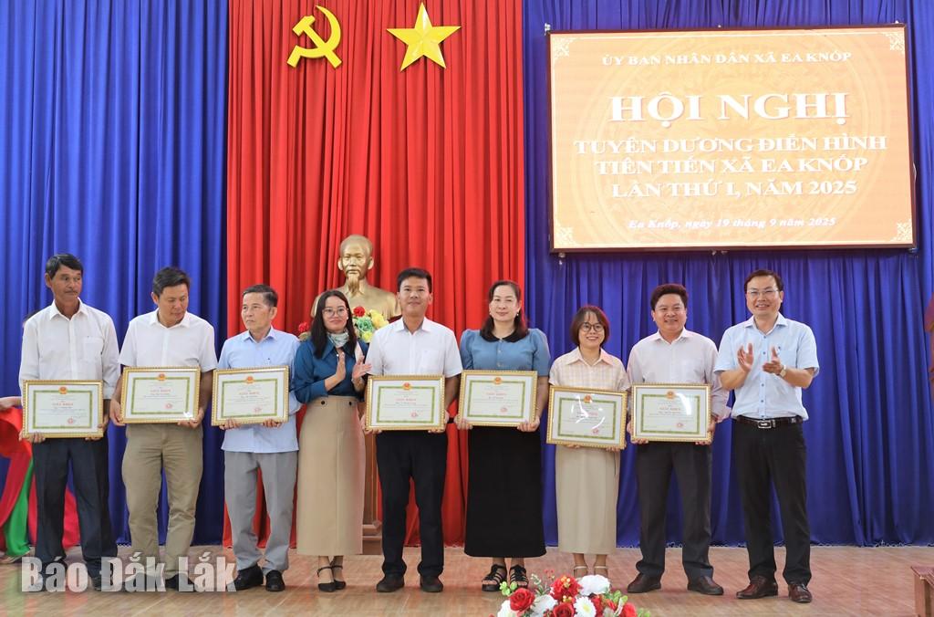 បុគ្គលដែលមានស្នាដៃឆ្នើមក្នុងចលនាត្រាប់តាមស្នេហាជាតិ ដំណាក់កាល ២០២០ - ២០២៥ បានទទួលប័ណ្ណសរសើរពីគណៈកម្មាធិការប្រជាជនឃុំ អ៊ា នុប។