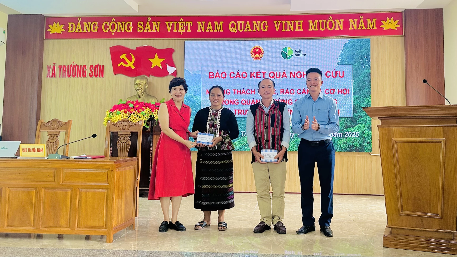 Des représentants du Centre de conservation de la nature du Vietnam et des autorités locales ont offert des cadeaux à l'équipe de recherche communautaire - Photo : B. N