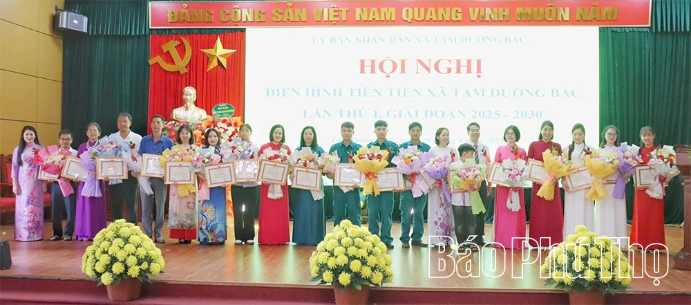 ឃុំ Tam Duong Bac សរសើរសមូហភាព និងបុគ្គលឆ្នើមចំនួន ៤៤ ក្នុងចលនាត្រាប់តាមស្នេហាជាតិ