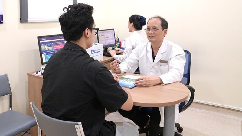 Tiến sĩ, bác sĩ Vũ Trường Khanh khám cho người bệnh.