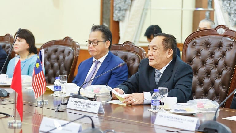 vna-potal-chu-tich-quoc-hoi-tran-thanh-man-hoi-dam-voi-chu-tich-thuong-vien-malaysia-8284077.jpg