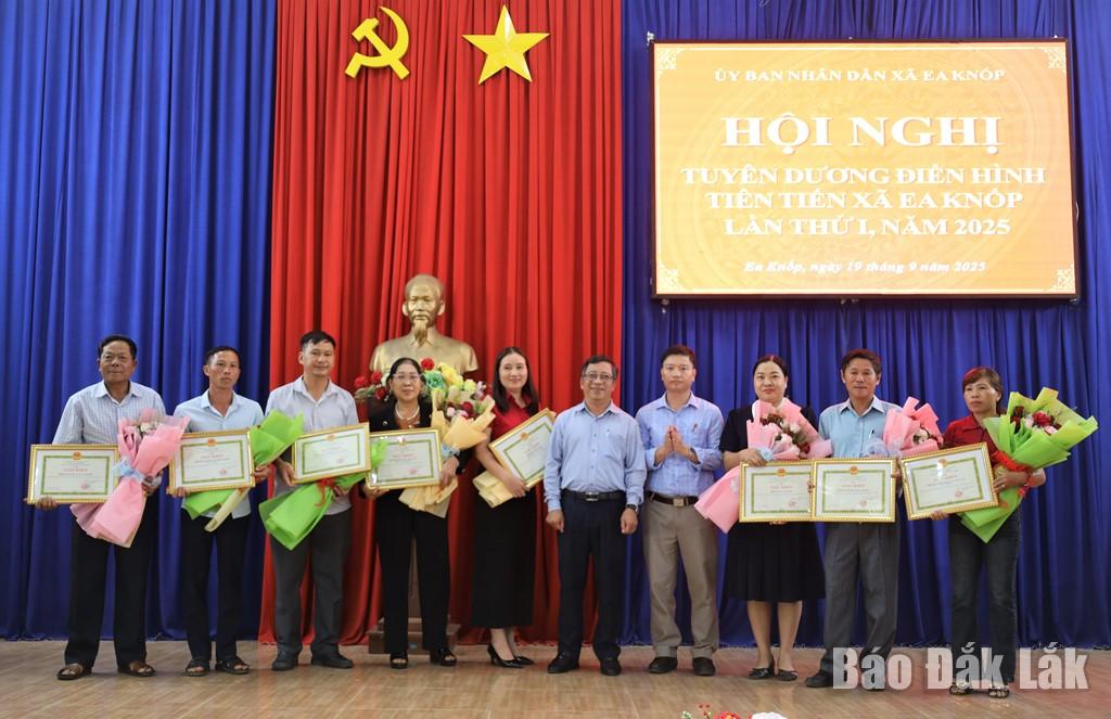 ថ្នាក់ដឹកនាំគណកម្មាធិការគណបក្សឃុំ អ៊ានុប ប្រគល់ប័ណ្ណសរសើរដល់សមូហភាពដែលមានស្នាដៃឆ្នើមក្នុងចលនាត្រាប់តាមស្នេហាជាតិ ដំណាក់កាល ២០២០ - ២០២៥។