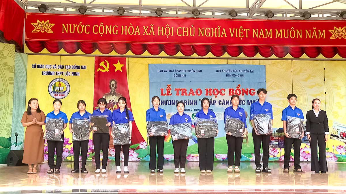 នៅក្នុងកម្មវិធីនោះ ក្រុមហ៊ុនកាត់ដេរ Hang Anh (សាខាទី 2 វួដ Binh Phuoc) បានប្រគល់កាបូបស្ពាយថ្មីដល់សិស្សានុសិស្សដែលជួបការលំបាកចំនួន 10 នាក់នៃវិទ្យាល័យ Loc Ninh។ រូបថត៖ ភូគី  