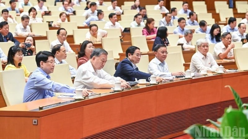 Am 16. Juni 2025 verabschiedete die Nationalversammlung mit 100 % der anwesenden Delegierten eine Resolution zur Änderung und Ergänzung mehrerer Artikel der Verfassung von 2013. (Foto: DUY LINH)