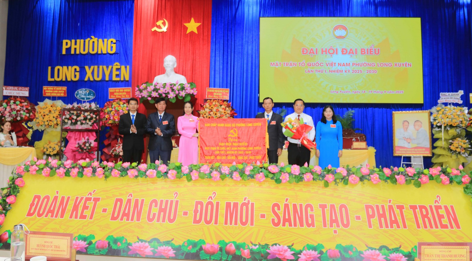 Đồng chí Huỳnh Quốc Thái, UVTV Tỉnh ủy, Bí thư Đảng ủy, Chủ tịch HĐND phường Long Xuyên tặng bức trướng chúc mừng Đại hội