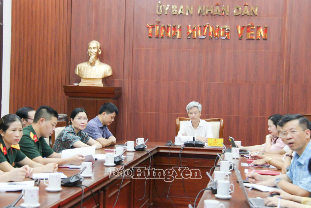 Comrade Dao Hong Van, Member of the Provincial Party Standing Committee, Head of the Provincial National Assembly Delegation, Director of the Department of Home Affairs and delegates attended the conference at the Hung Yen province bridge.
