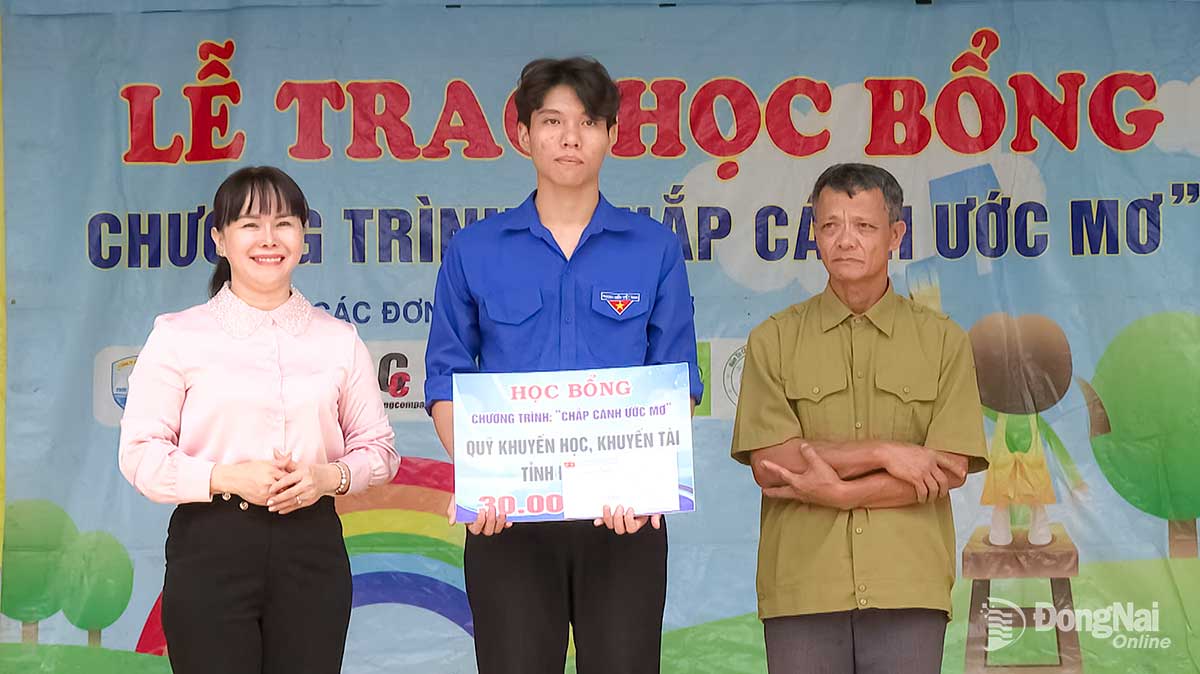 តំណាងថ្នាក់ដឹកនាំឃុំ Loc Ninh បានលើកទឹកចិត្ត និងផ្តល់អាហារូបករណ៍ដល់ Bien។ រូបថត៖ ភូគី   