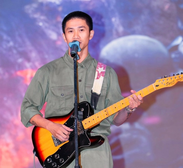 Tùng Dương hát 'Còn gì đẹp hơn', 'Bình Trị Thiên khói lửa' với phong cách hào hùng - Ảnh 2.