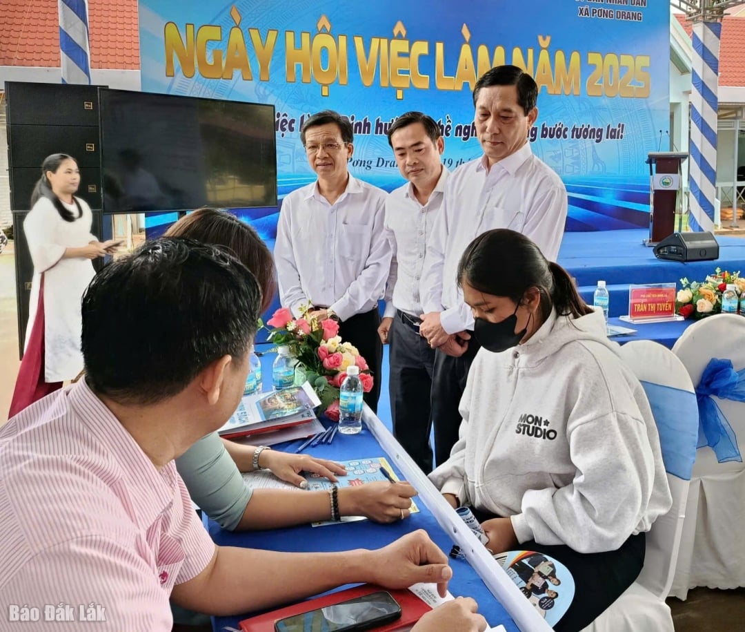 សមមិត្ត Nguyen Quang Thuan អនុប្រធាននាយកដ្ឋានកិច្ចការផ្ទៃក្នុងជាមួយថ្នាក់ដឹកនាំមូលដ្ឋាននៅឯពិព័រណ៍ការងារឃុំ Powng Drang ឆ្នាំ 2025