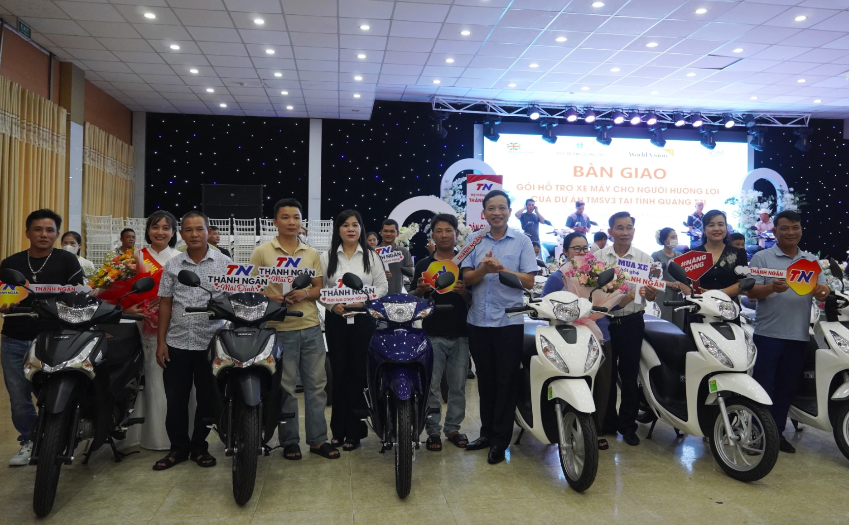 តំណាង​មន្ទីរ​សុខាភិបាល និង​ប្រធាន​គម្រោង​ប្រគល់​យានជំនិះ​ជូន​អ្នក​ទទួល​ផល - រូបថត៖ X.P