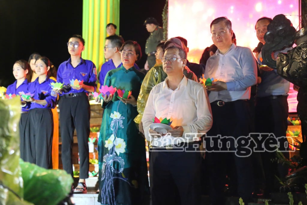 Đồng chí Nguyễn Mạnh Hùng, Phó Bí thư Tỉnh uỷ, Chủ tịch Ủy ban MTTQ Việt Nam tỉnh Hưng Yên thực hiện nghi thức thả hoa đăng tưởng niệm các Anh hùng liệt sĩ hy sinh trên dòng sông Long Đại.