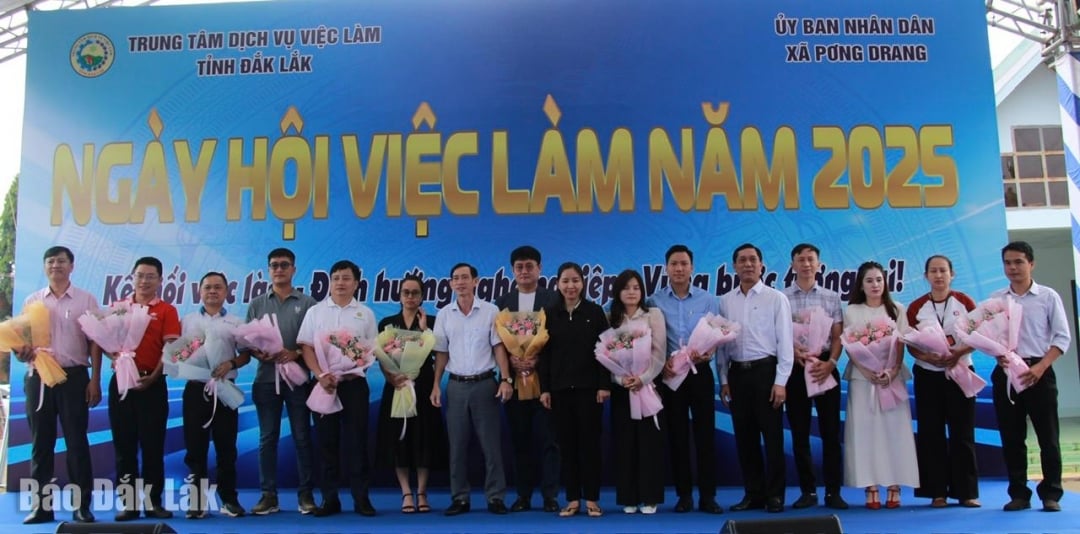សមមិត្ត Nguyen Quang Thuan អនុប្រធាននាយកដ្ឋានកិច្ចការផ្ទៃក្នុង និងថ្នាក់ដឹកនាំមូលដ្ឋានបានជូនកម្រងផ្កាដល់អង្គភាព និងអង្គភាពអាជីវកម្មដែលចូលរួមជ្រើសរើសបុគ្គលិកនៅពិព័រណ៍ការងារ។