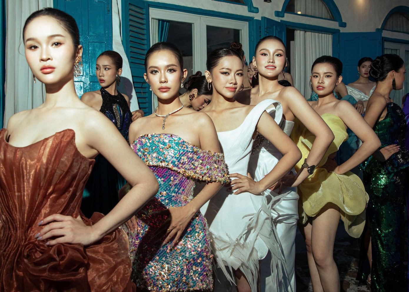 Tôn vinh áo dài trên bờ biển Vĩnh Hy - Ảnh 1.