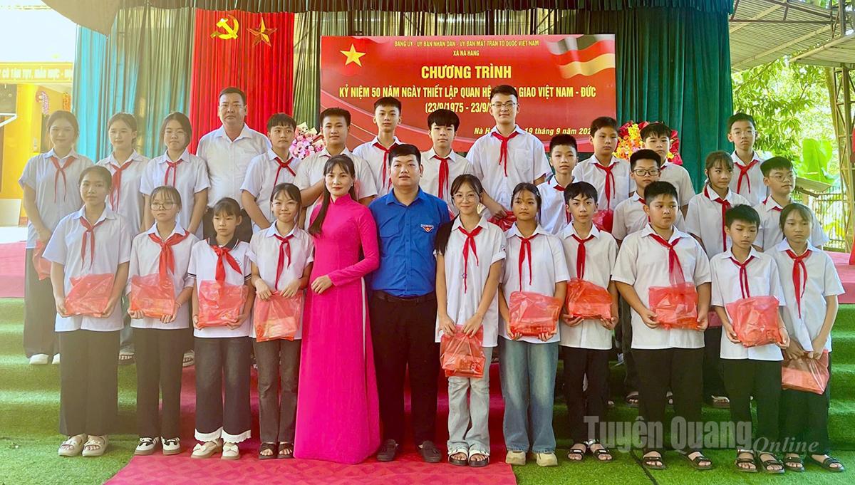 អ្នករៀបចំបានផ្តល់អំណោយដល់សិស្សដែលចូលរួមក្នុងហ្គេម 