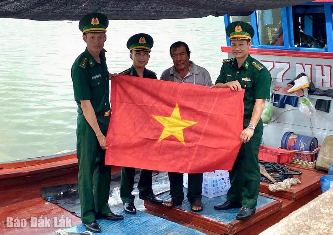 ប៉ុស្តិ៍ការពារព្រំដែន Tuy Hoa ផ្តល់ទង់ជាតិដល់ប្រជានេសាទ។
