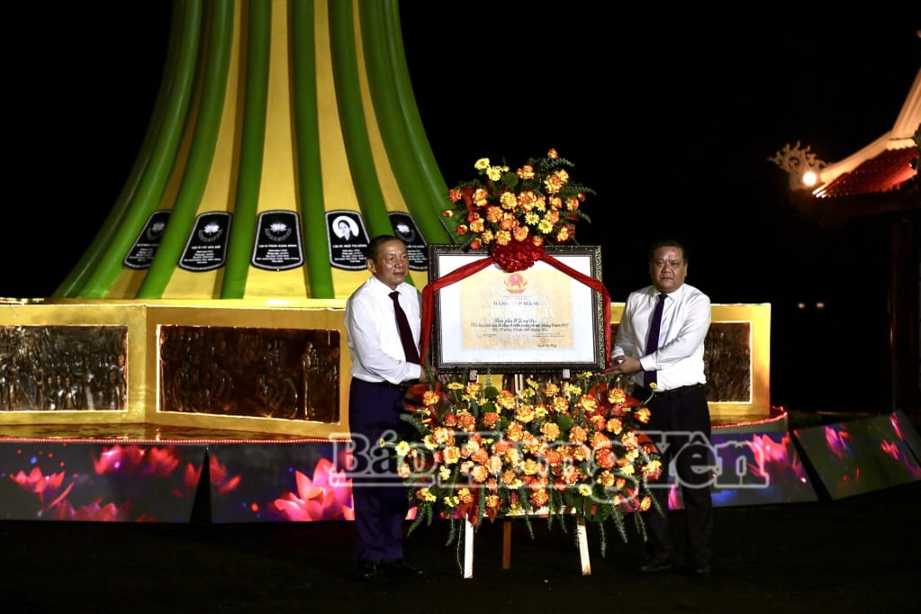 Đồng chí Nguyễn Văn Hùng, Uỷ viên Ban Chấp hành Trung ương Đảng, Bộ trưởng Bộ Văn hoá, Thể thao và Du lịch trao Bằng xếp hạng Di tích lịch sử cấp quốc gia Bến phà II Long Đại cho tỉnh Quảng Trị