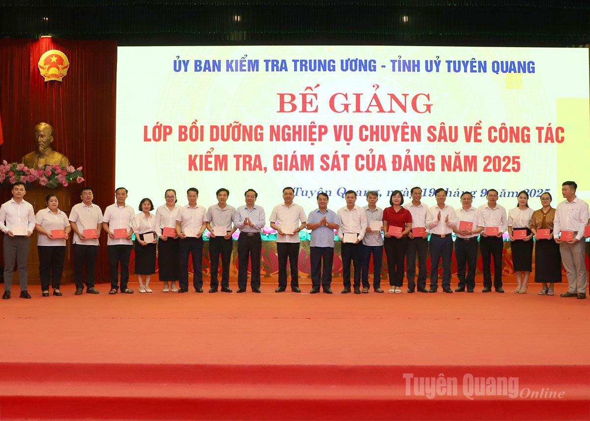 Comrade Hau A Lenh, member of the Party Central Committee, Secretary of the Provincial Party Committee and Comrade Nghiem Phu Cuong, Deputy Head of the Central Inspection Commission, presented certificates to the trainees.