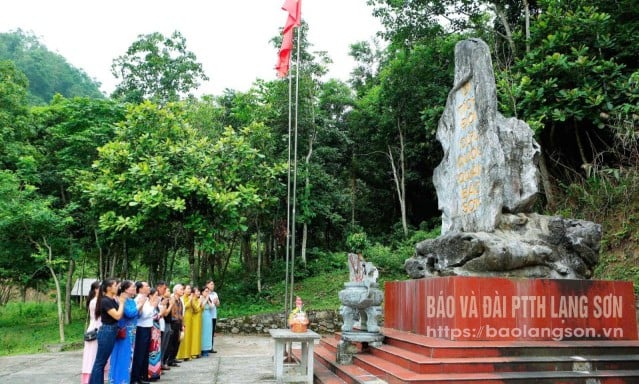 គណៈប្រតិភូសមាគមអក្សរសិល្ប៍ សិល្បៈ និងអ្នកសារព័ត៌មានខេត្ត អុជធូបនៅវត្ថុបុរាណ Khuoi Noi - រូបថត៖ TRINH QUOC TOAN