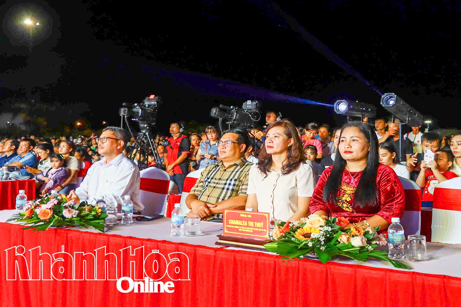 Đồng chí Chamaléa Thị Thủy tham dự chương trình nghệ thuật tại đầu cầu Quảng trường 16 tháng 4.