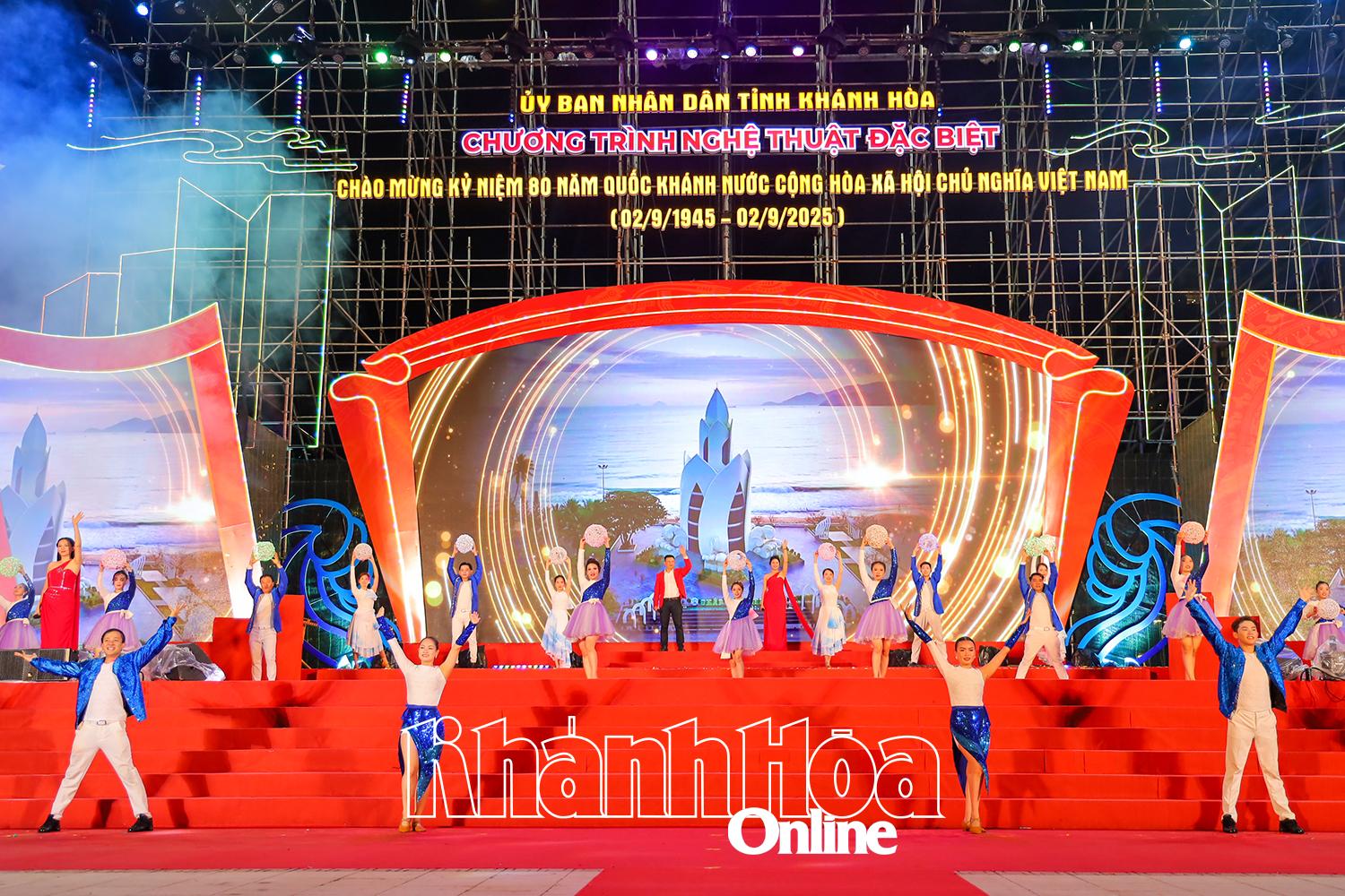 Tiết mục hát múa Nha Trang lung linh vịnh ngọc.