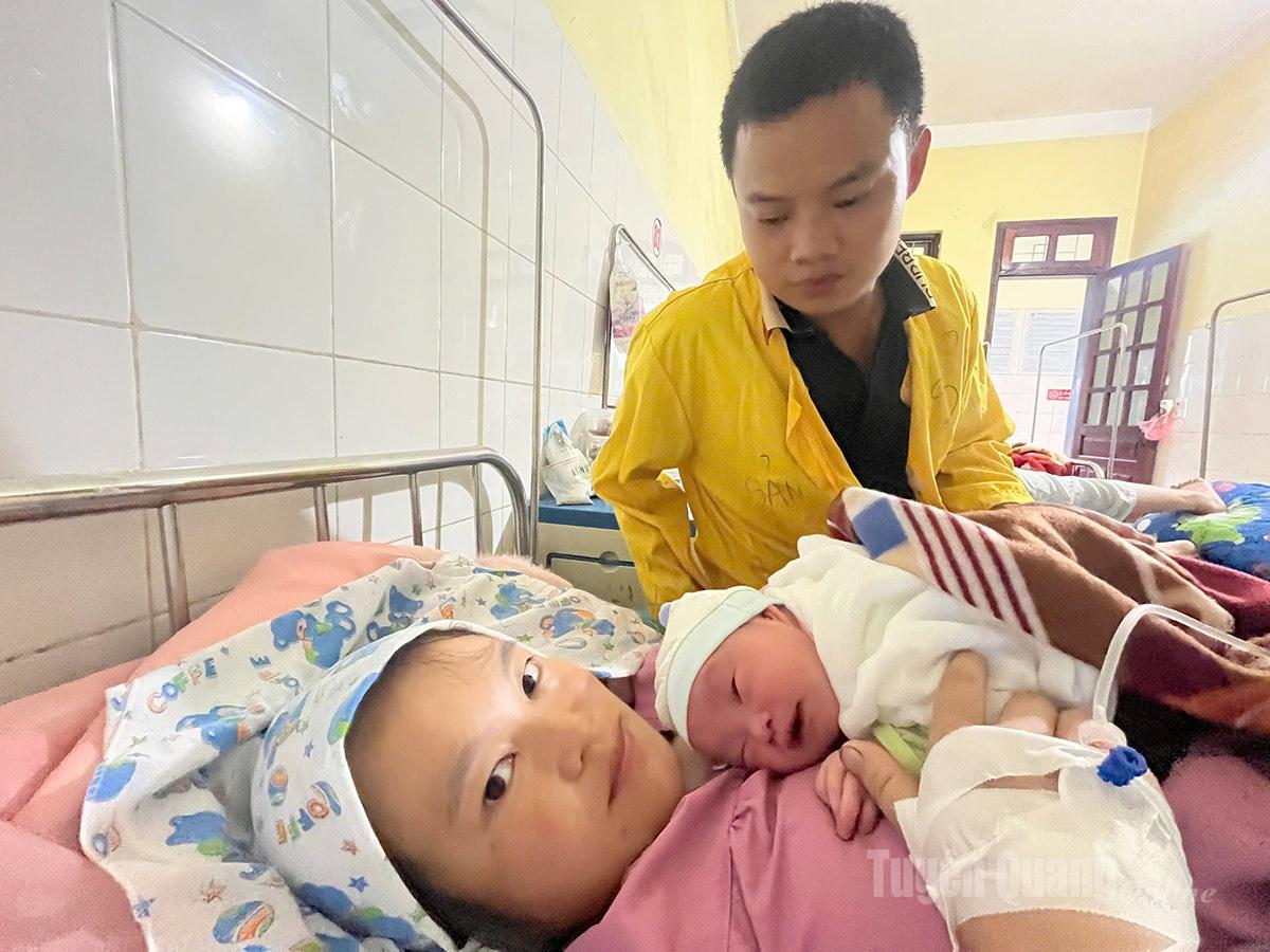 Phung May Hoa och hennes man, byn Sung Nhi B, Sung Mang-kommunen med sin dotter.